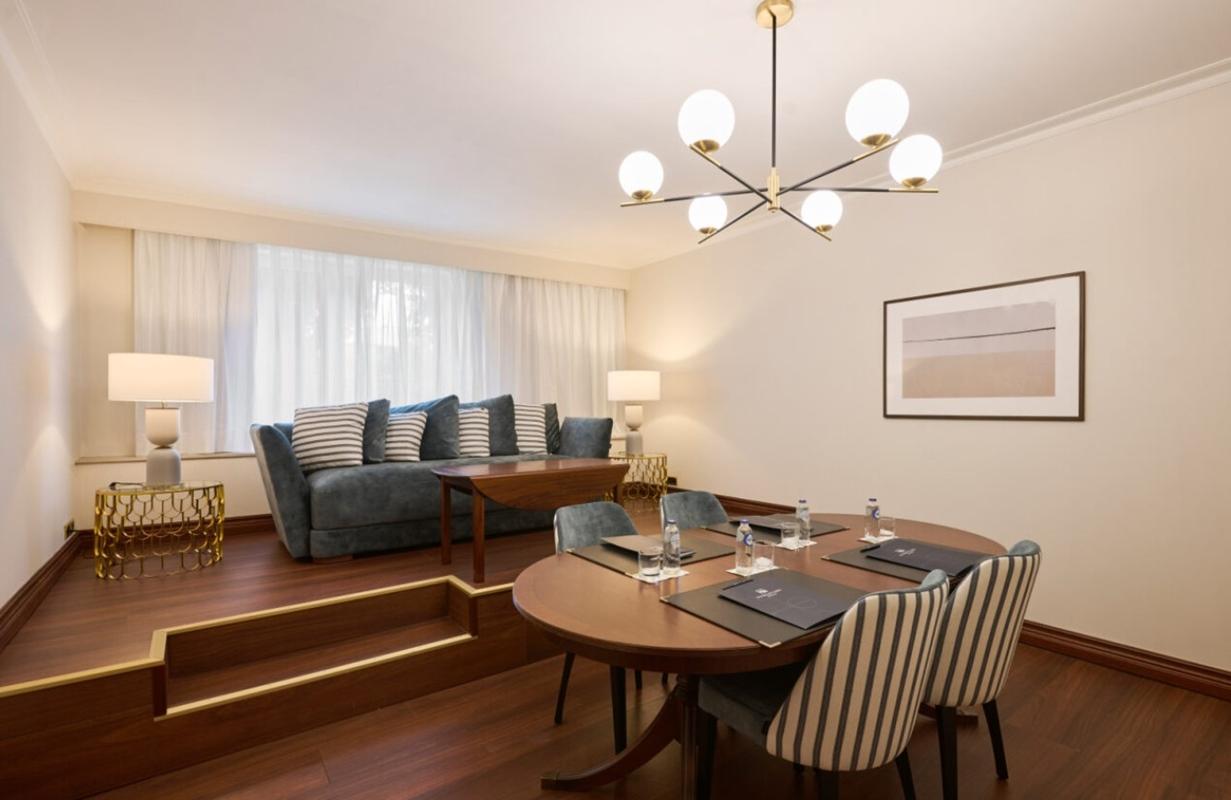 Eurostars Montgomery Brussel Bagian luar foto A living room in a suite at the hotel
